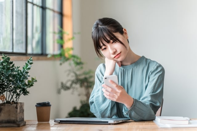 スマホ、考える、疑問、悩む
