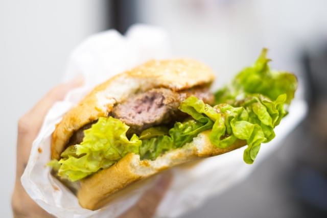 ハンバーガーを食べる