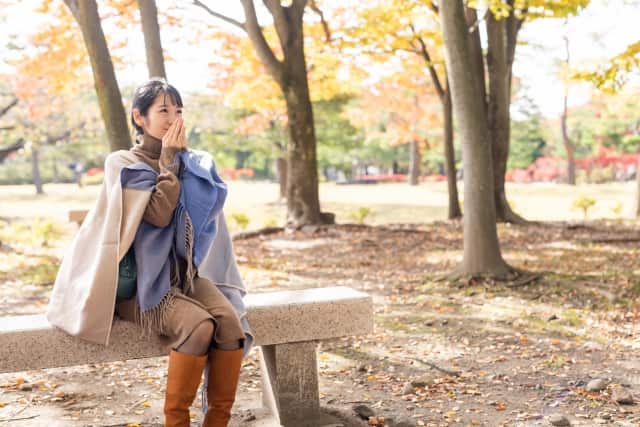 ロングブーツをはいた女性